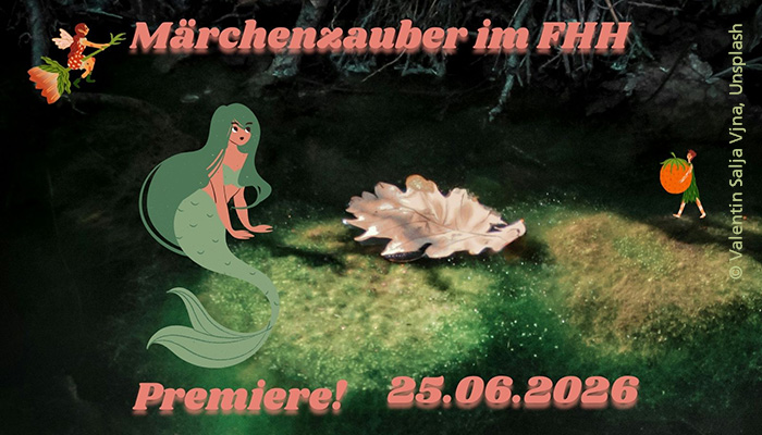 Ein Blatt auf Moos im Wald in märchenhaft anmutender Lichtstimmung mit der Aufschrift: "Märchenzauber im FHH - Premiere 25.06.2026