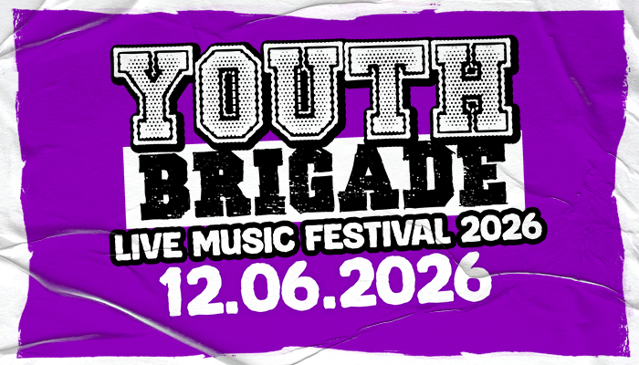 Schriftzug Youth Brigade - Live Music Festival 2026 vor violettem Hintergrund mit leichter Knitteroptik